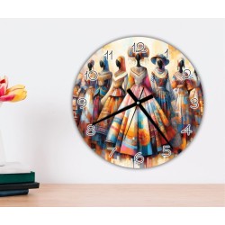 Dettaglio delle figure in stile etnico su orologio artistico con effetti tridimensionali.