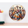 Dettaglio delle figure in stile etnico su orologio artistico con effetti tridimensionali.